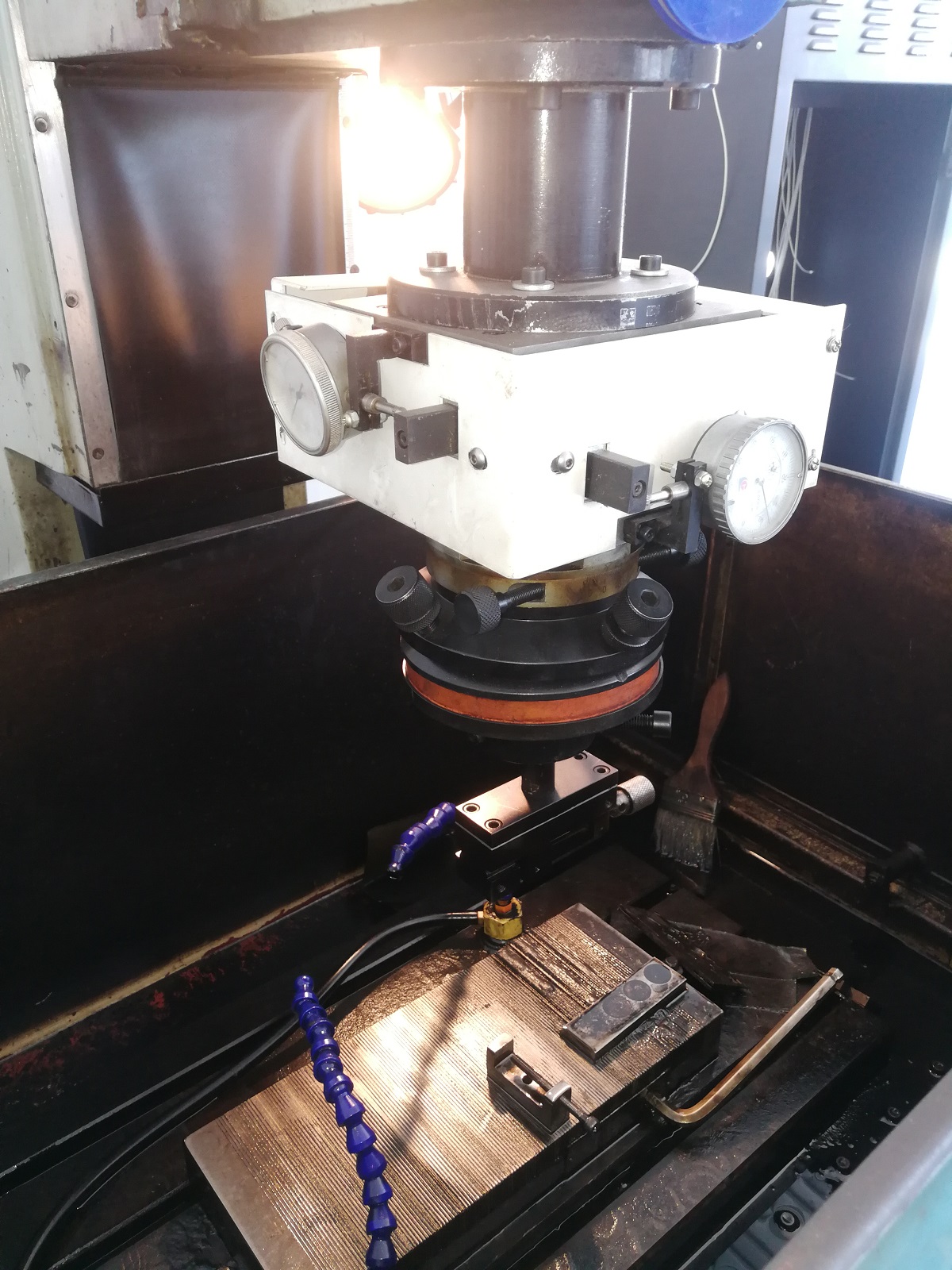 ЭЛЕКТРОЭРОЗИОННАЯ КОПИРОВАЛЬНО-ПРОШИВОЧНЫЙ СТАНОК С ЧПУ НА ОДНУ ОСЬ EDM350 С ОРБИТАЛЬНОЙ ГОЛОВОЙ